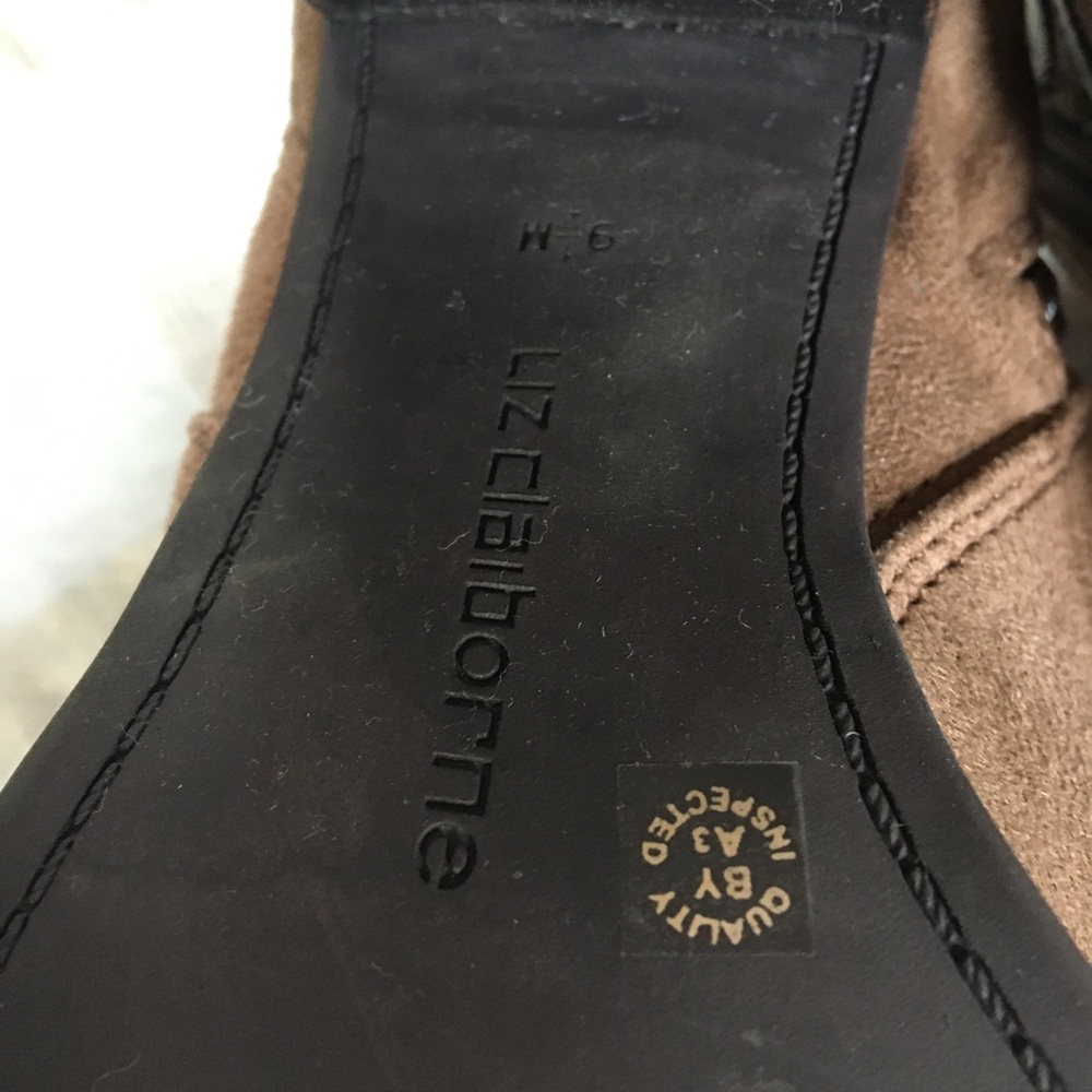 9 1/2 M LIZ CLAIBORNE FAUX SUEDE TAN BROWN BOOTS - Picture 5 of 9